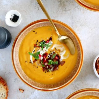 Cette soupe de courge butternut rôtie épicée au curry est subtilement parfumée et accompagnée d'une garniture d'oignons caramélisés.