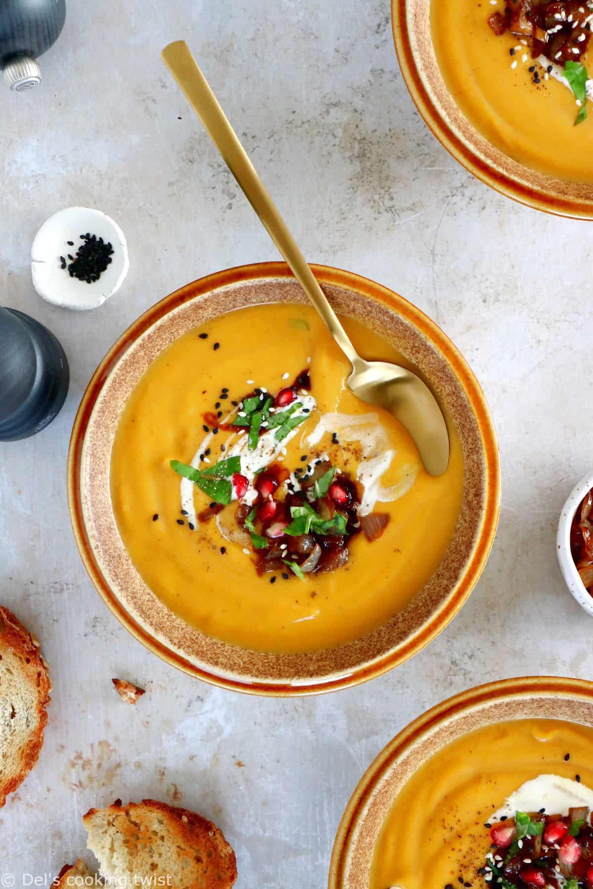 Cette soupe de courge butternut rôtie épicée au curry est subtilement parfumée et accompagnée d'une garniture d'oignons caramélisés.