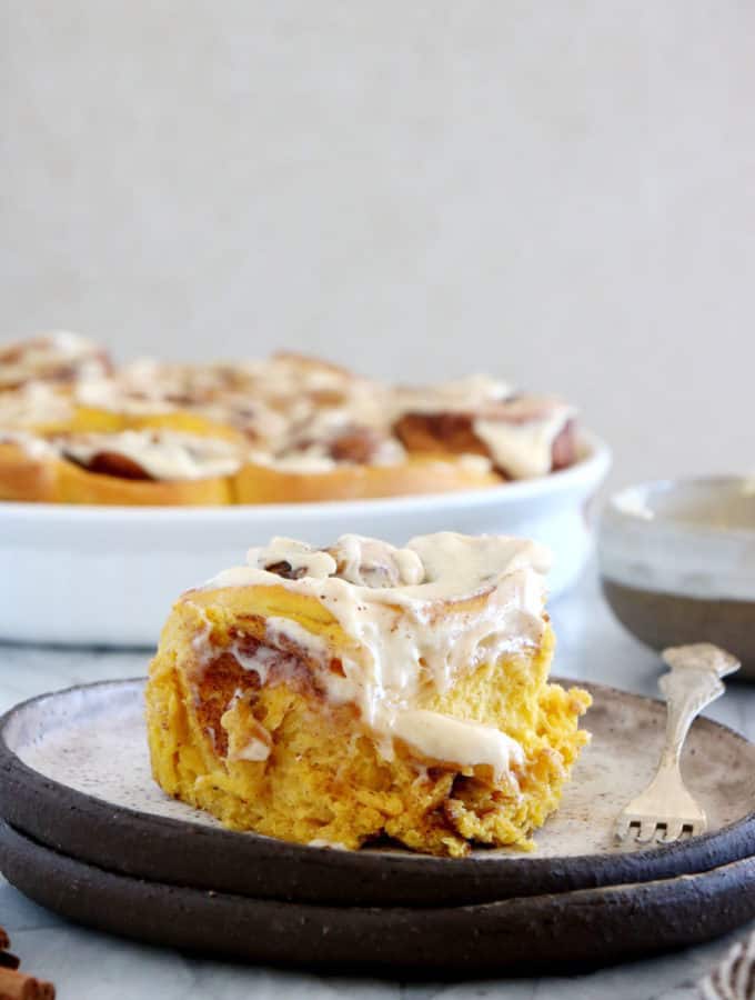 Les petites brioches roulées à la courge et parfumées à la cannelle (pumpkin rolls) sont la petite douceur d'automne par excellence.
