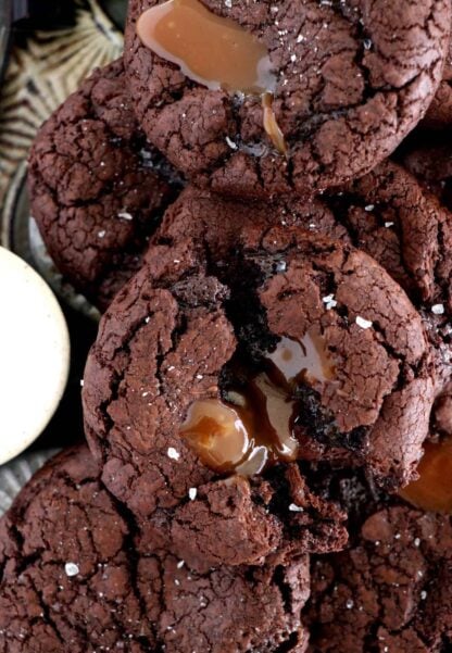 Directement inspirés de mes brownie cookies, ces cookies au chocolat dévoilant un coeur au caramel au beurre salé sont tout simplement irrésistibles.