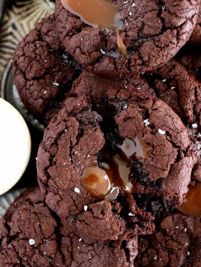 Directement inspirés de mes brownie cookies, ces cookies au chocolat dévoilant un coeur au caramel au beurre salé sont tout simplement irrésistibles.