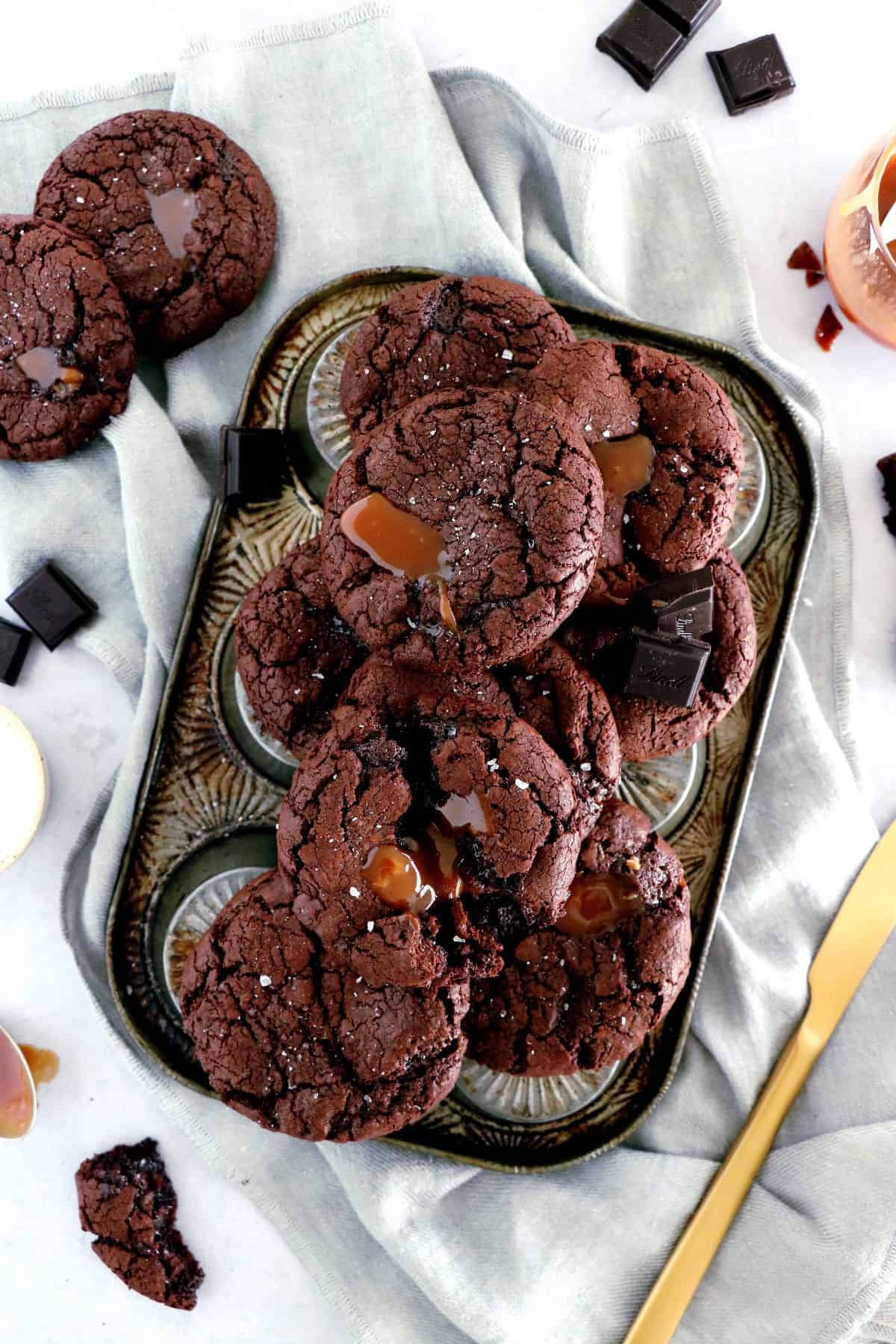 Directement inspirés de mes brownie cookies, ces cookies au chocolat dévoilant un coeur au caramel au beurre salé sont tout simplement irrésistibles.