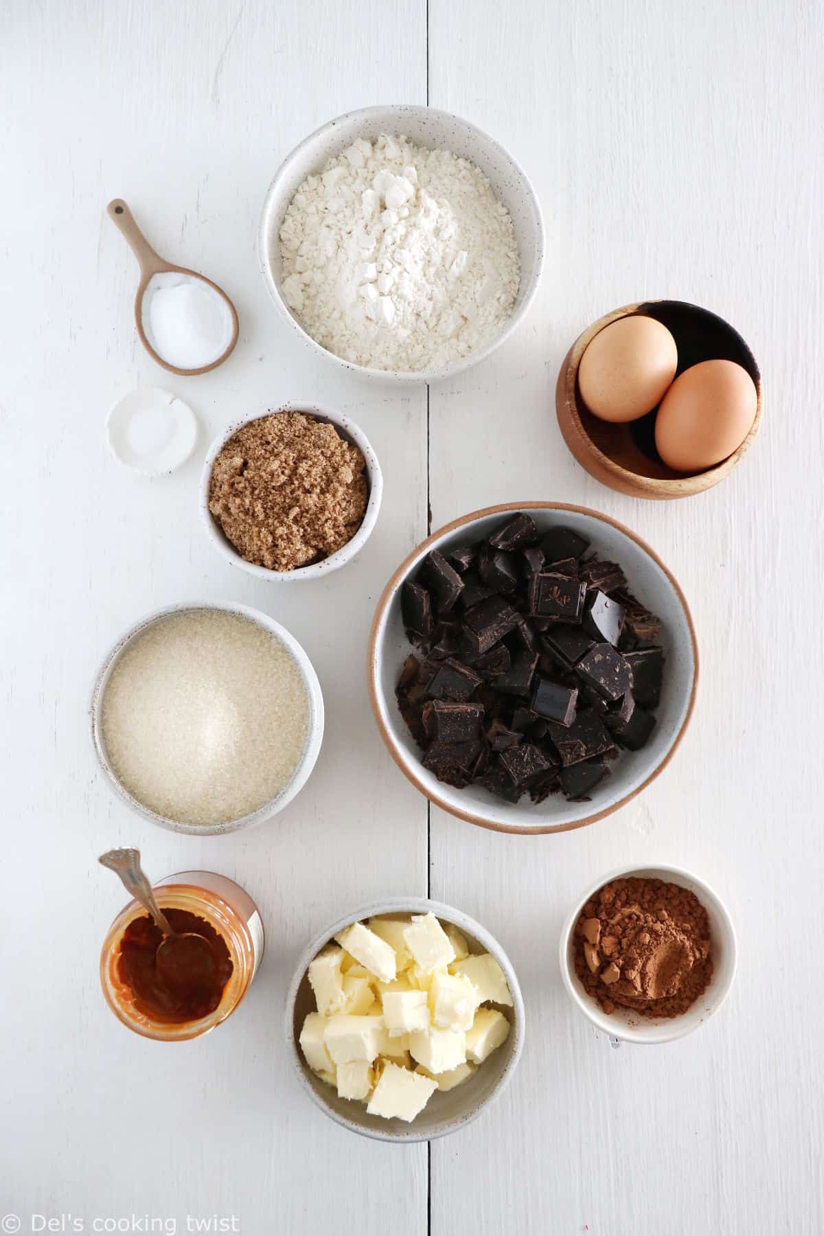 Directement inspirés de mes brownie cookies, ces cookies au chocolat dévoilant un coeur au caramel au beurre salé sont tout simplement irrésistibles.