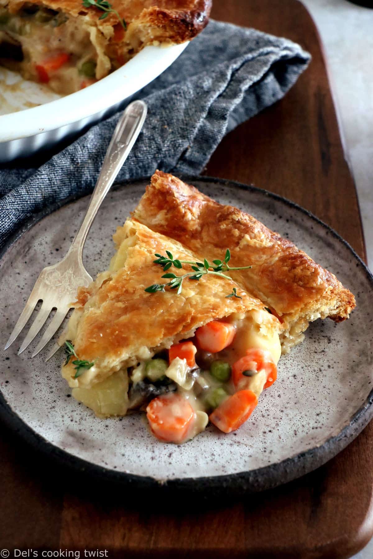 Cette vegetarian pot pie (tourte aux légumes) est une recette américaine réalisée avec une garniture crémeuse de légumes entre deux couches de pâte croustillantes.