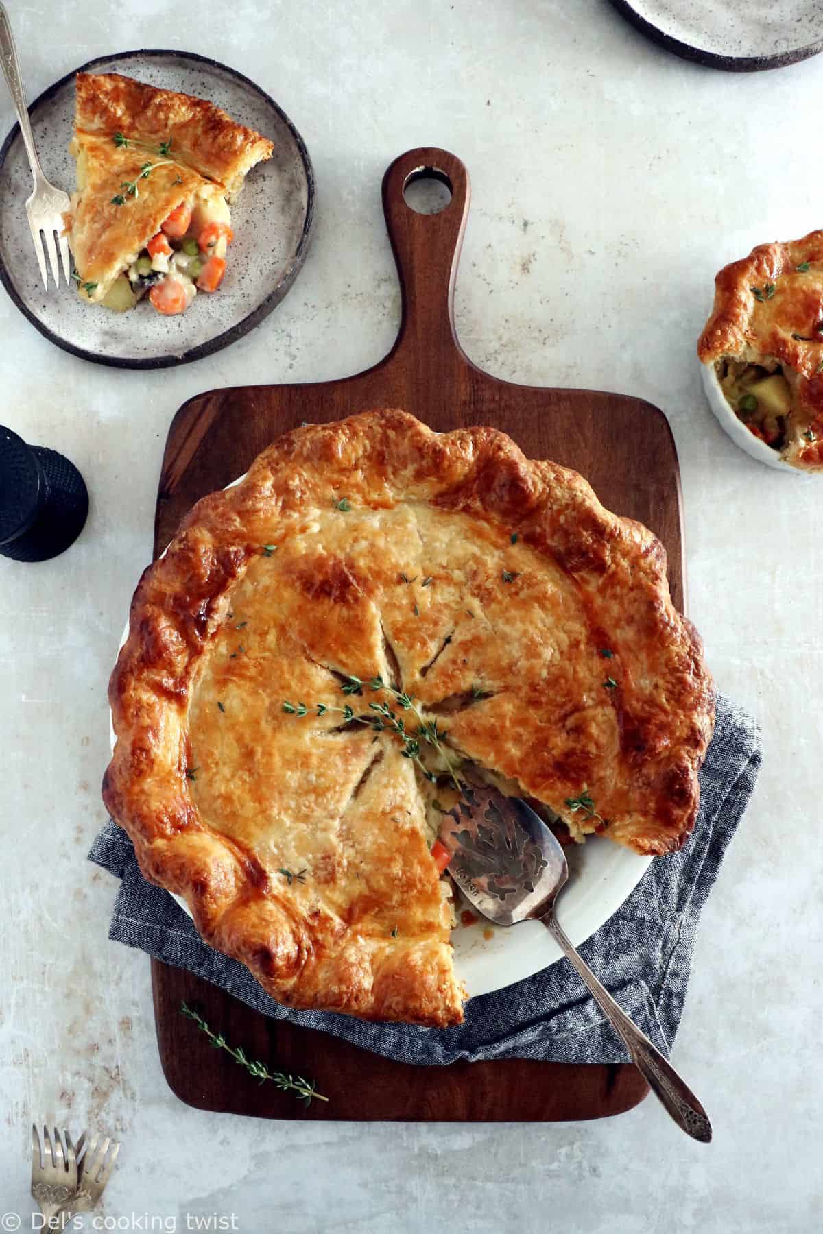 Cette vegetarian pot pie (tourte aux légumes) est une recette américaine réalisée avec une garniture crémeuse de légumes entre deux couches de pâte croustillantes.