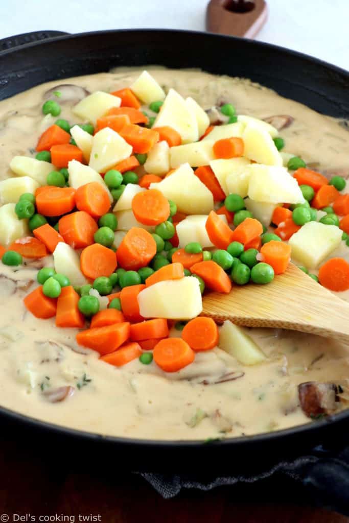 Cette vegetarian pot pie (tourte aux légumes) est une recette américaine réalisée avec une garniture crémeuse de légumes entre deux couches de pâte croustillantes.