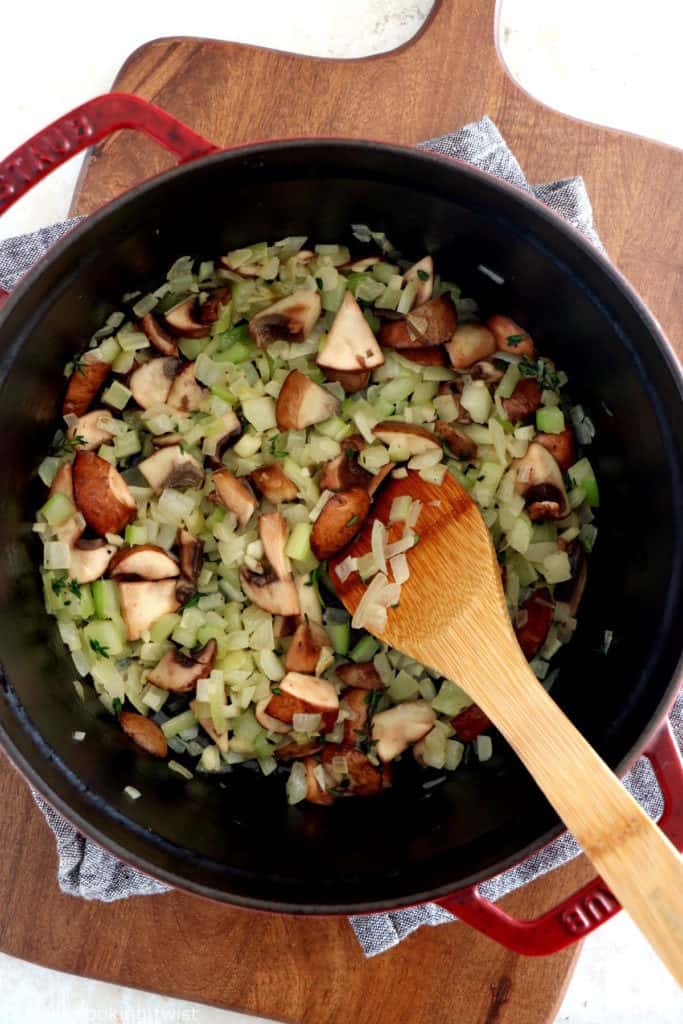 Cette vegetarian pot pie (tourte aux légumes) est une recette américaine réalisée avec une garniture crémeuse de légumes entre deux couches de pâte croustillantes.