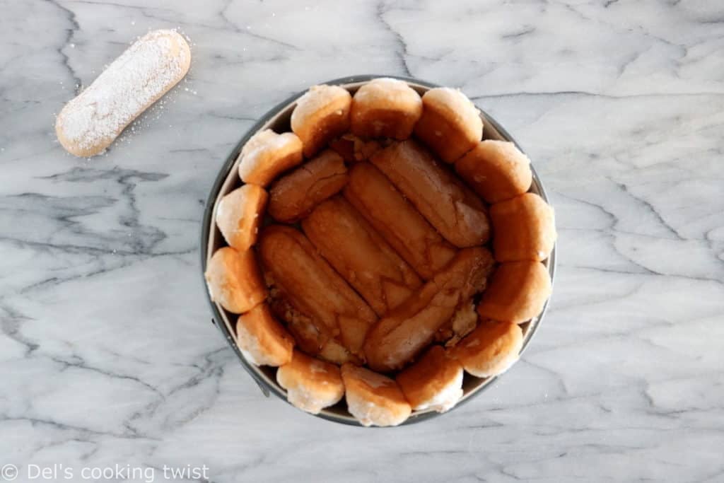 La charlotte au chocolat est un dessert gourmand, élégant et facile à préparer avec seulement 5 ingrédients.