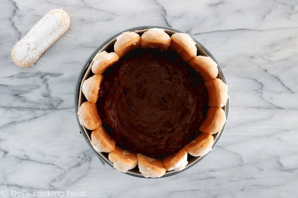 La charlotte au chocolat est un dessert gourmand, élégant et facile à préparer avec seulement 5 ingrédients.