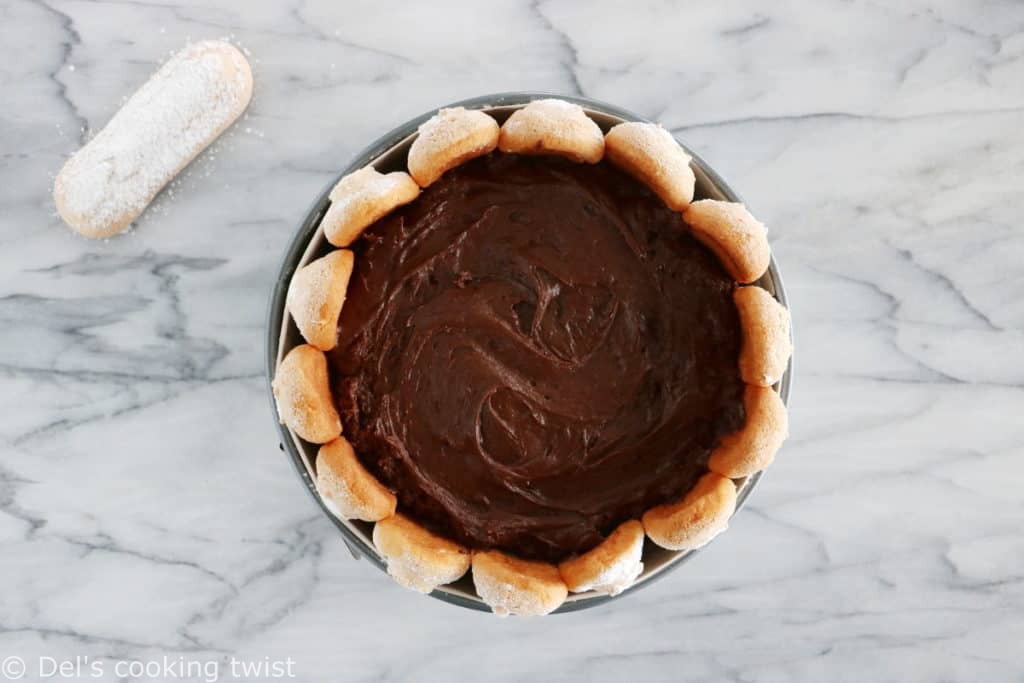 La charlotte au chocolat est un dessert gourmand, élégant et facile à préparer avec seulement 5 ingrédients.