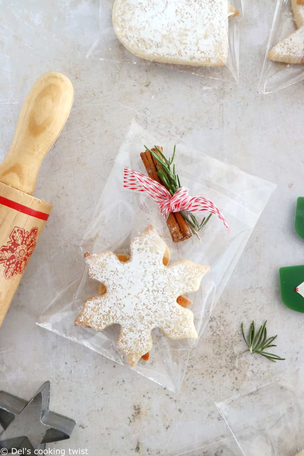 Une recette de petits sablés de Noël facile et absolument parfaite. Des sablés riches en beurre, croquants et tendres à l'intérieur.