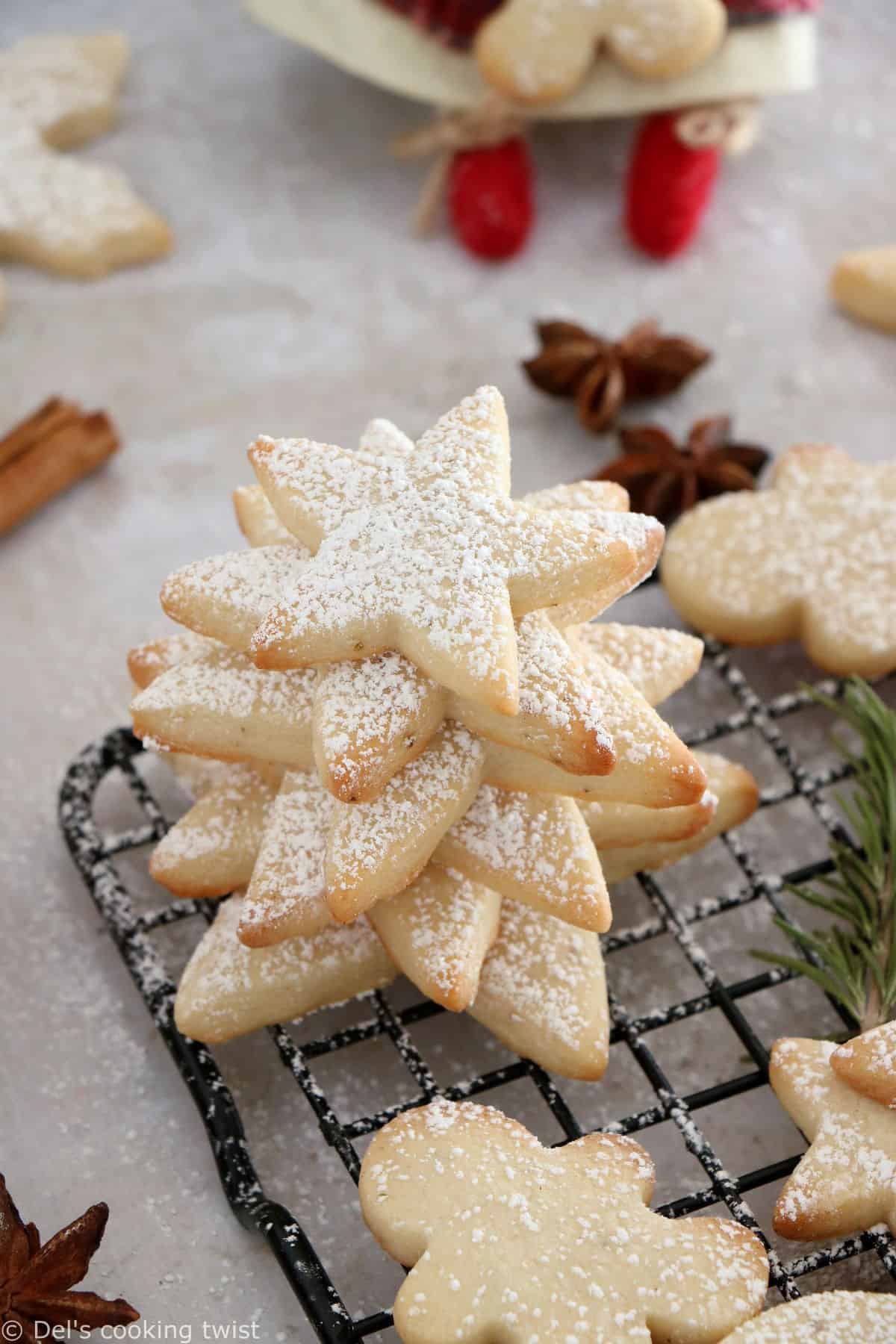 Une recette de petits sablés de Noël facile et absolument parfaite. Des sablés riches en beurre, croquants et tendres à l'intérieur.