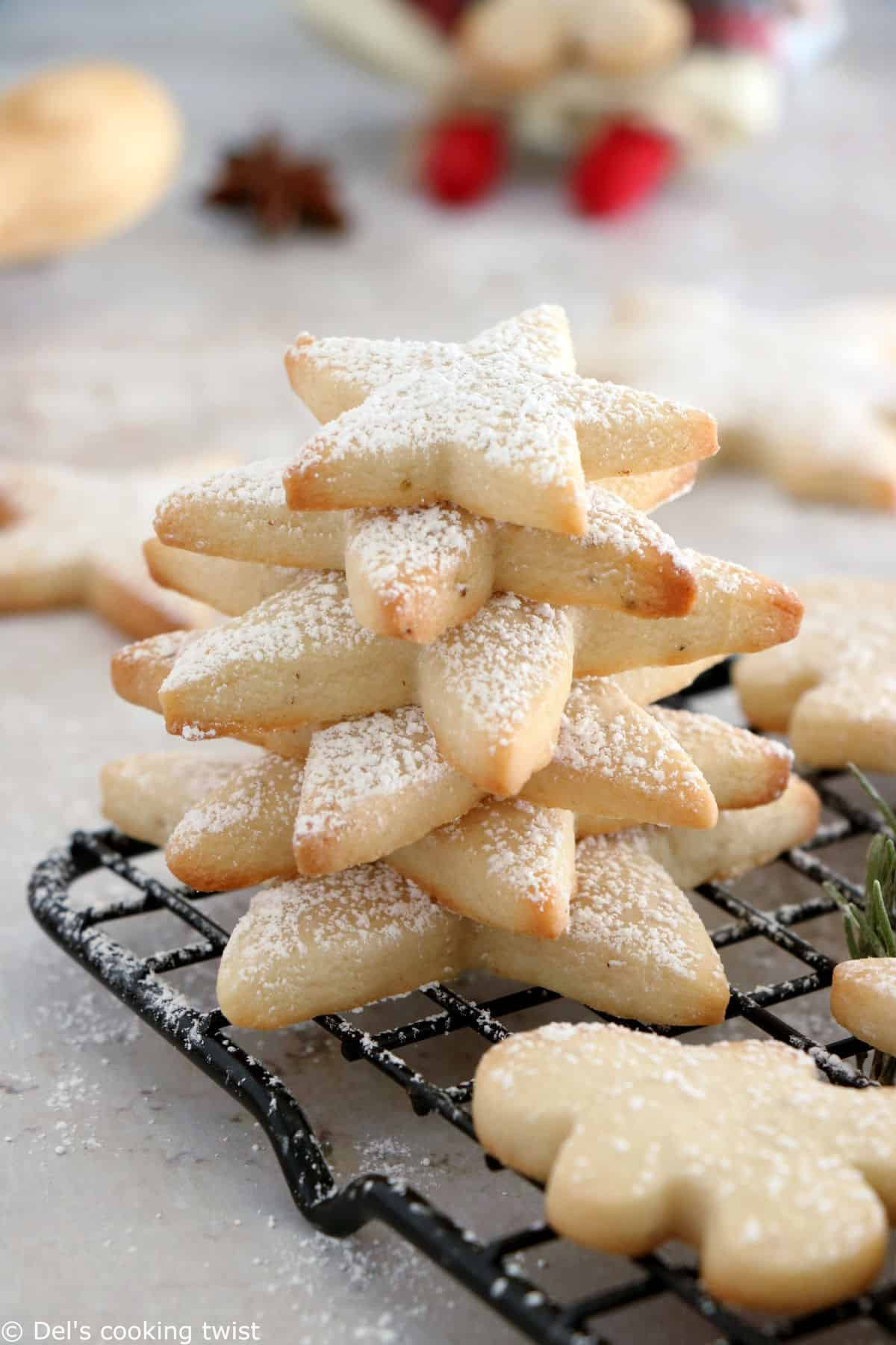 Une recette de petits sablés de Noël facile et absolument parfaite. Des sablés riches en beurre, croquants et tendres à l'intérieur.