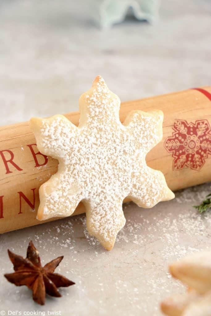 Une recette de petits sablés de Noël facile et absolument parfaite. Des sablés riches en beurre, croquants et tendres à l'intérieur.