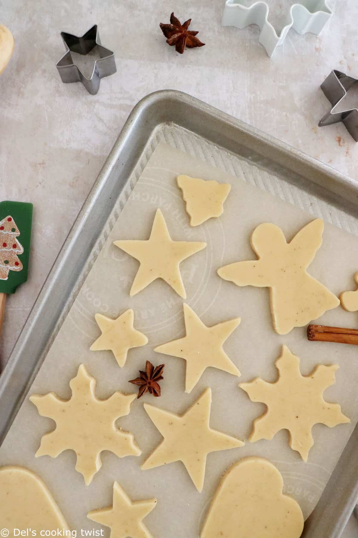 Une recette de petits sablés de Noël facile et absolument parfaite. Des sablés riches en beurre, croquants et tendres à l'intérieur.