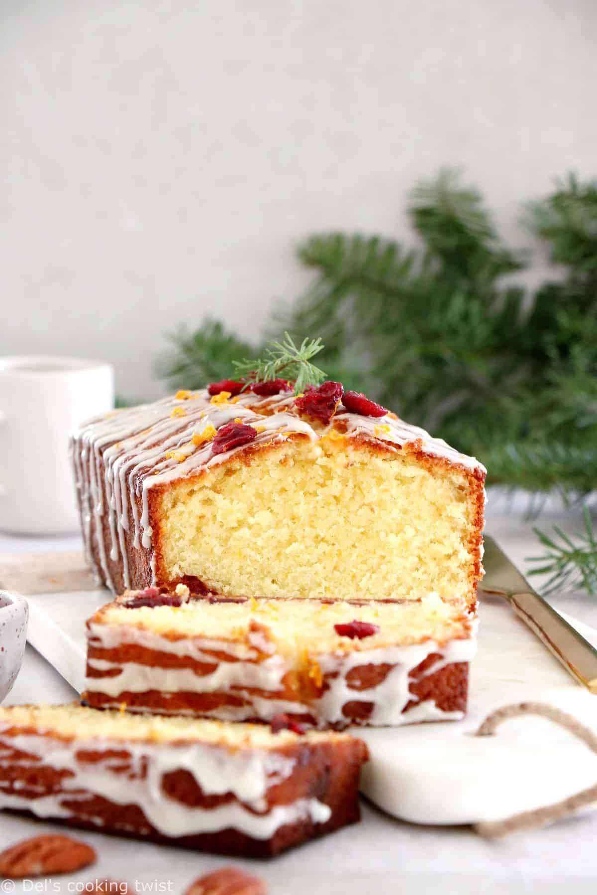 Le quatre-quarts aux cranberries et à l'orange est un cake à la fois dense, riche en beurre, subtilement parfumé à l'orange et garni de cranberries séchées.