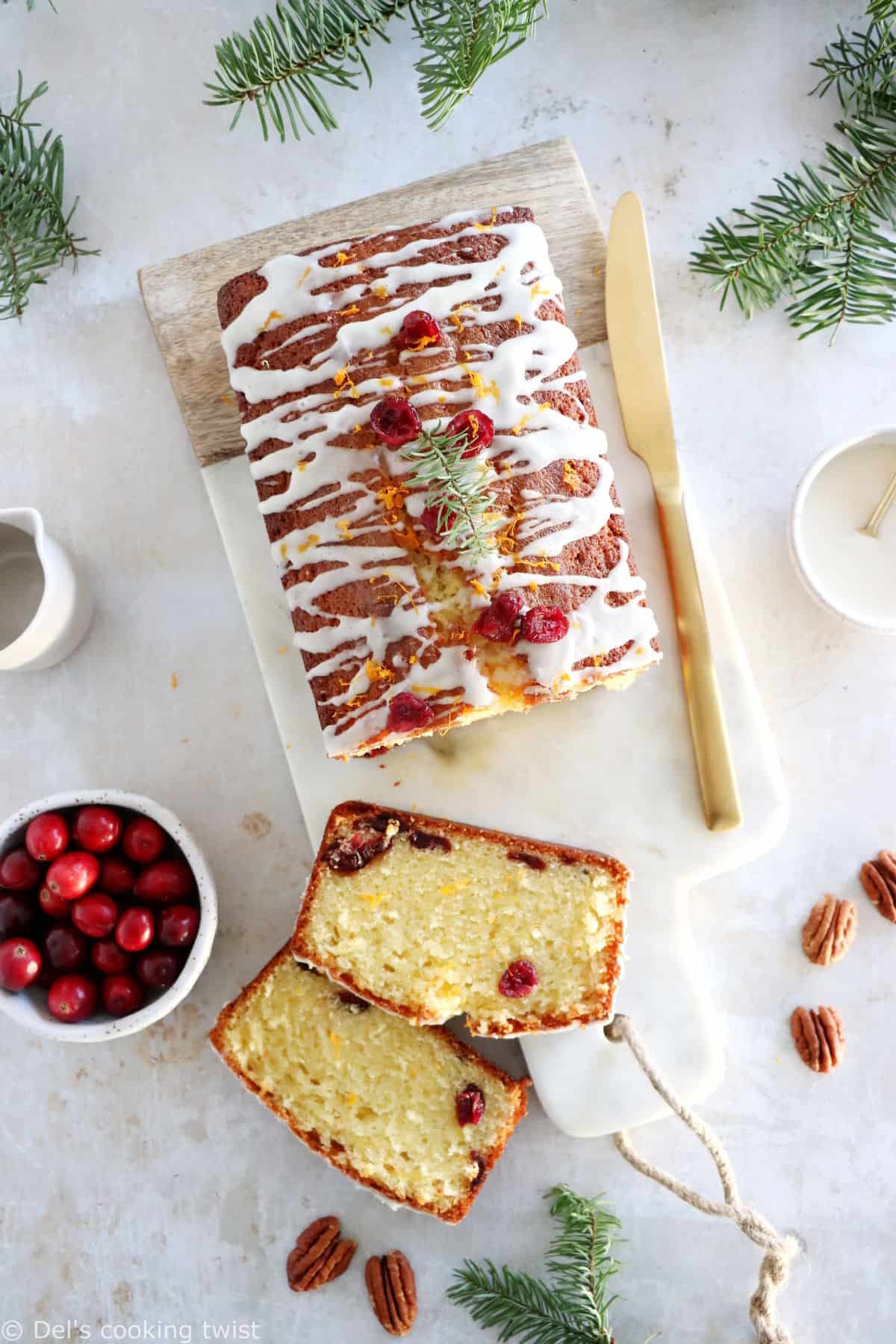 Le quatre-quarts aux cranberries et à l'orange est un cake à la fois dense, riche en beurre, subtilement parfumé à l'orange et garni de cranberries séchées.