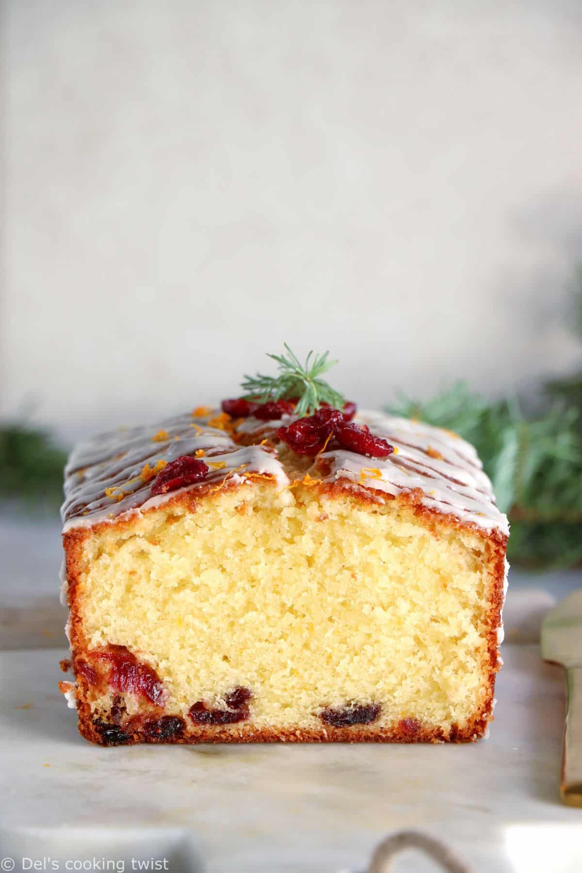 Le quatre-quarts aux cranberries et à l'orange est un cake à la fois dense, riche en beurre, subtilement parfumé à l'orange et garni de cranberries séchées.