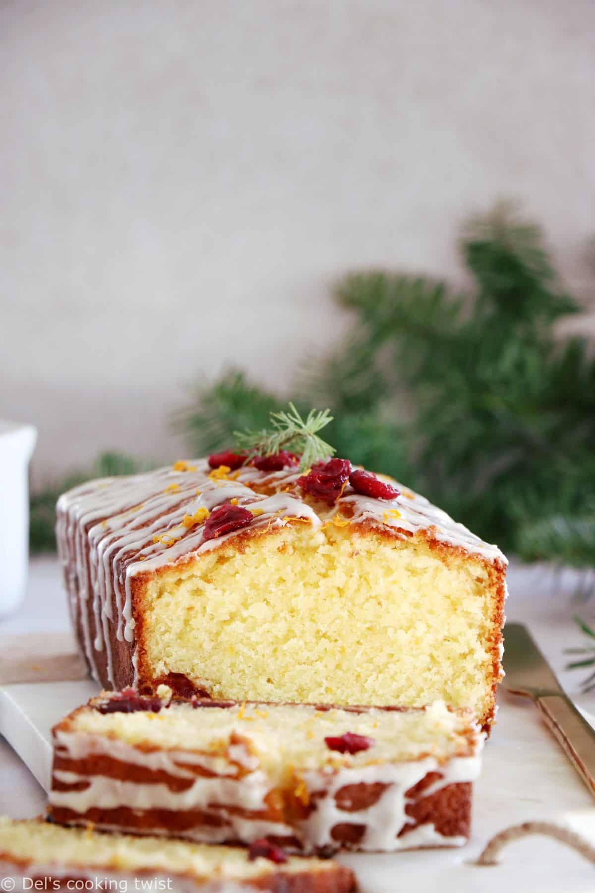 Le quatre-quarts aux cranberries et à l'orange est un cake à la fois dense, riche en beurre, subtilement parfumé à l'orange et garni de cranberries séchées.