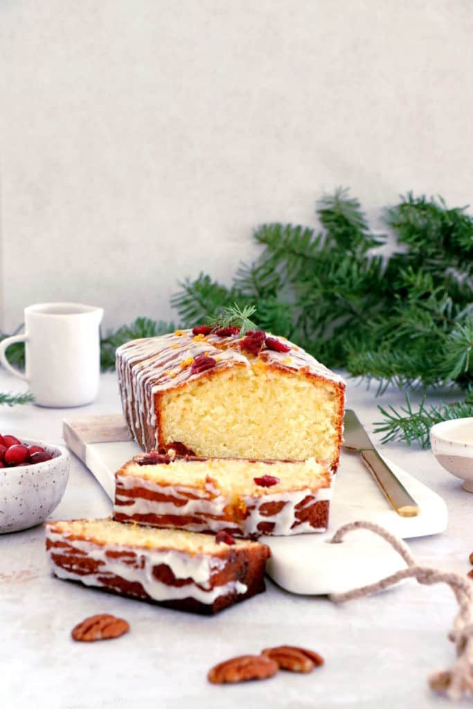 Le quatre-quarts aux cranberries et à l'orange est un cake à la fois dense, riche en beurre, subtilement parfumé à l'orange et garni de cranberries séchées.