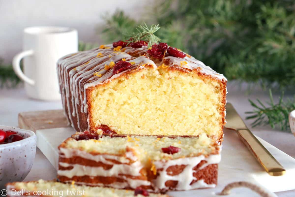 Le quatre-quarts aux cranberries et à l'orange est un cake à la fois dense, riche en beurre, subtilement parfumé à l'orange et garni de cranberries séchées.