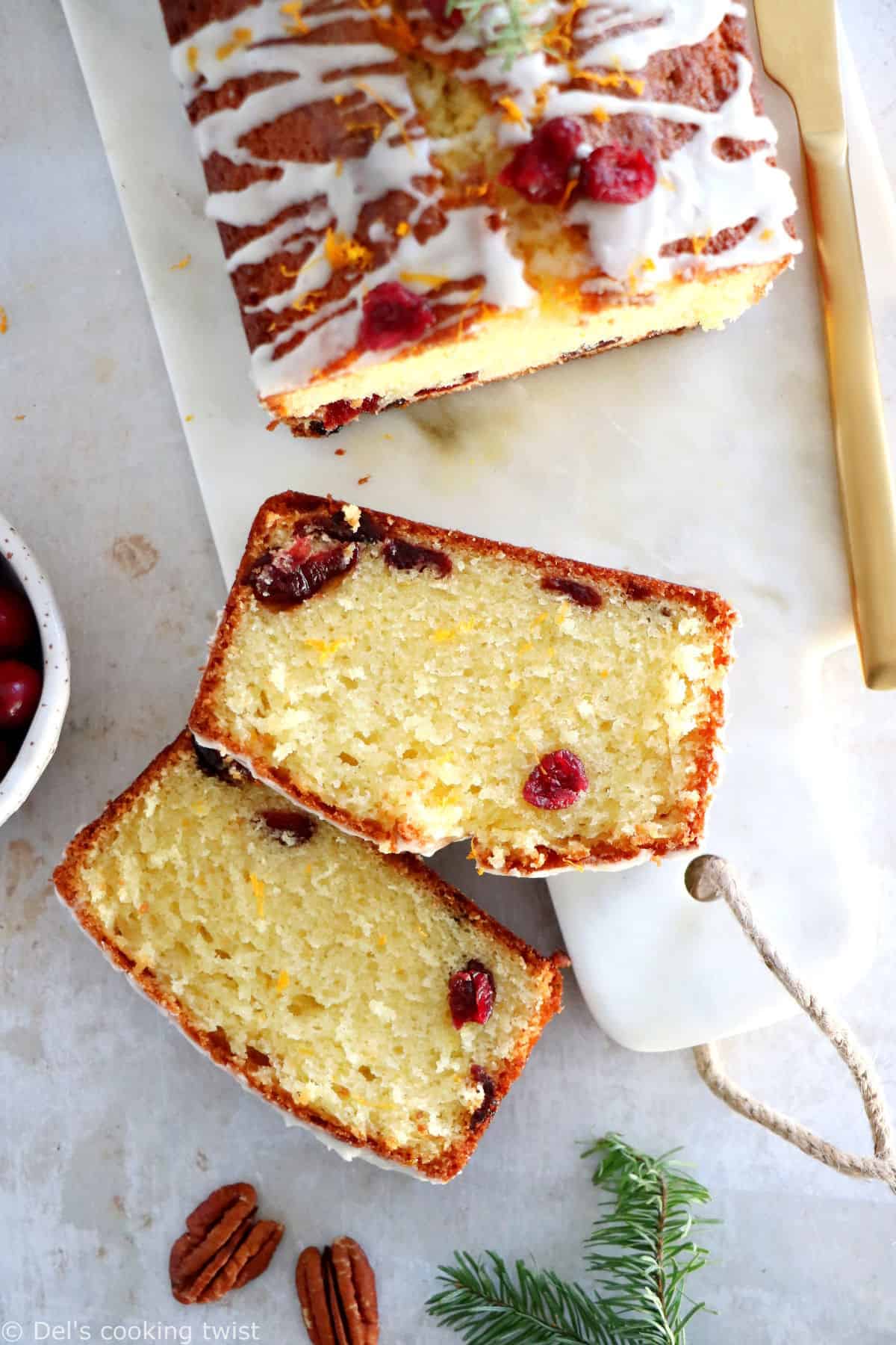 Le quatre-quarts aux cranberries et à l'orange est un cake à la fois dense, riche en beurre, subtilement parfumé à l'orange et garni de cranberries séchées.