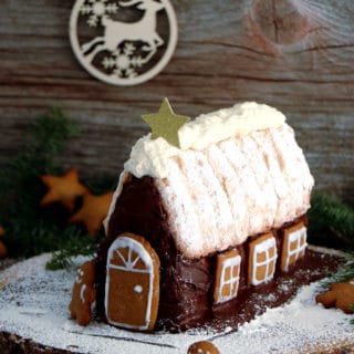 La bûche maison façon tiramisu est u délicieux dessert de Noël réalisé avec une base de tiramisu sous forme de chalet décoré de gingerbreads.