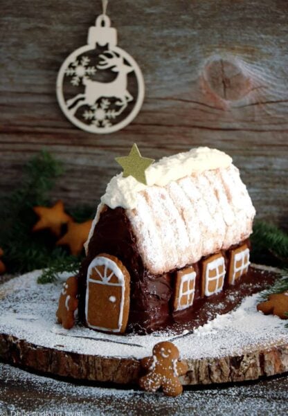 La bûche maison façon tiramisu est u délicieux dessert de Noël réalisé avec une base de tiramisu sous forme de chalet décoré de gingerbreads.