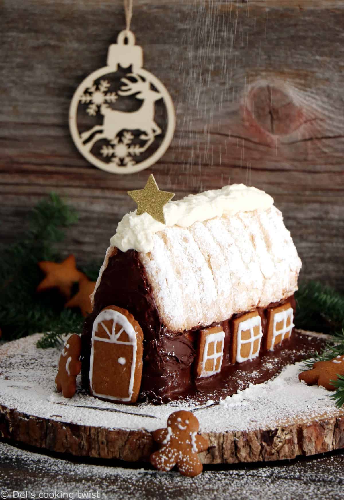 La bûche maison façon tiramisu est u délicieux dessert de Noël réalisé avec une base de tiramisu sous forme de chalet décoré de gingerbreads.