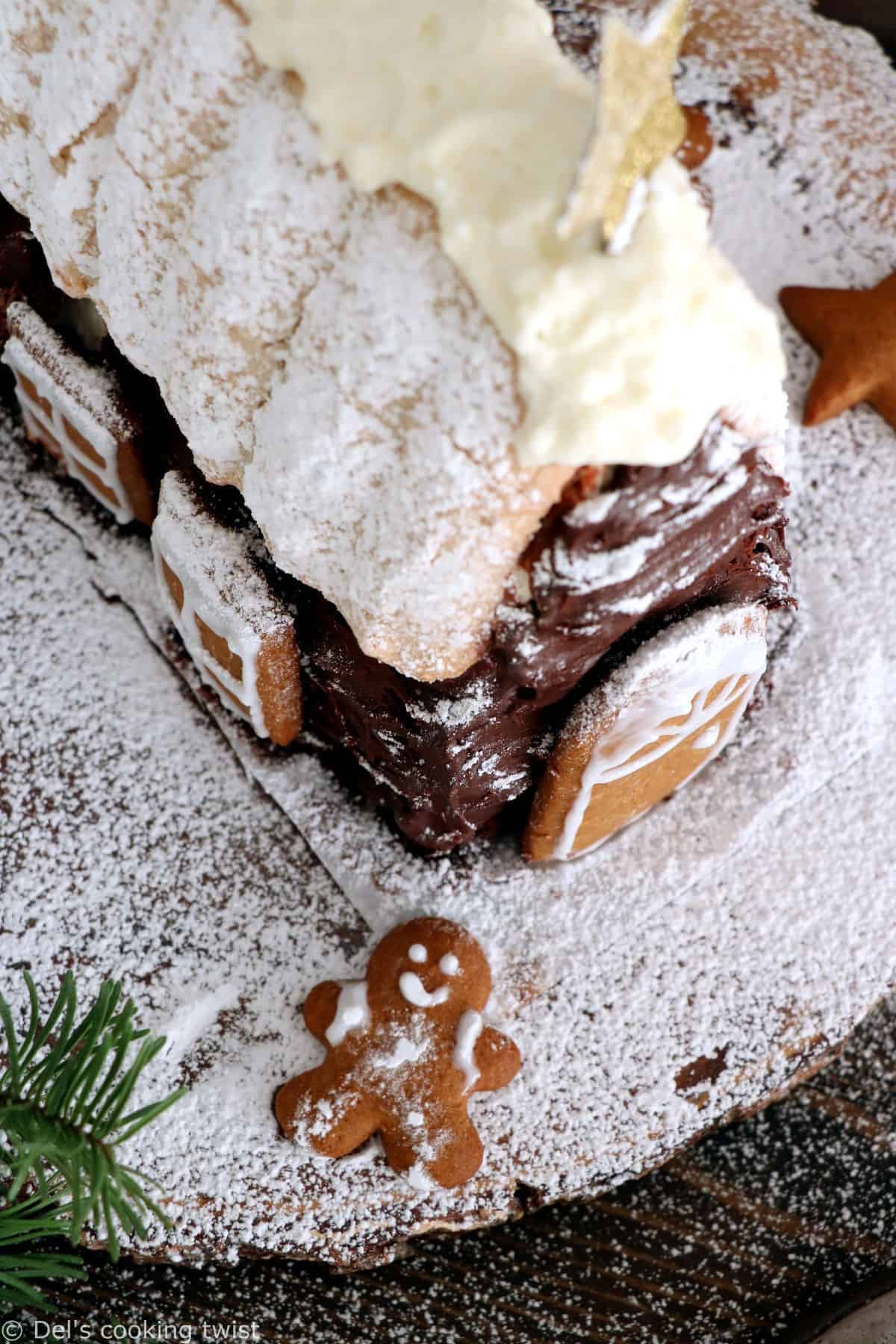 La bûche maison façon tiramisu est u délicieux dessert de Noël réalisé avec une base de tiramisu sous forme de chalet décoré de gingerbreads.