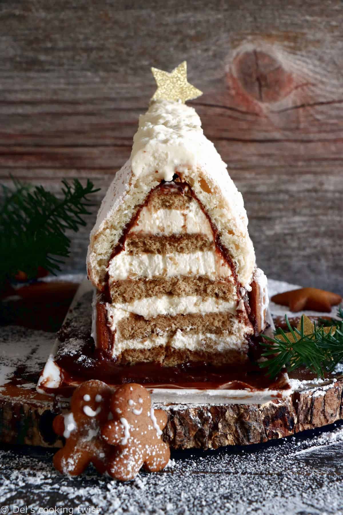 La bûche maison façon tiramisu est u délicieux dessert de Noël réalisé avec une base de tiramisu sous forme de chalet décoré de gingerbreads.