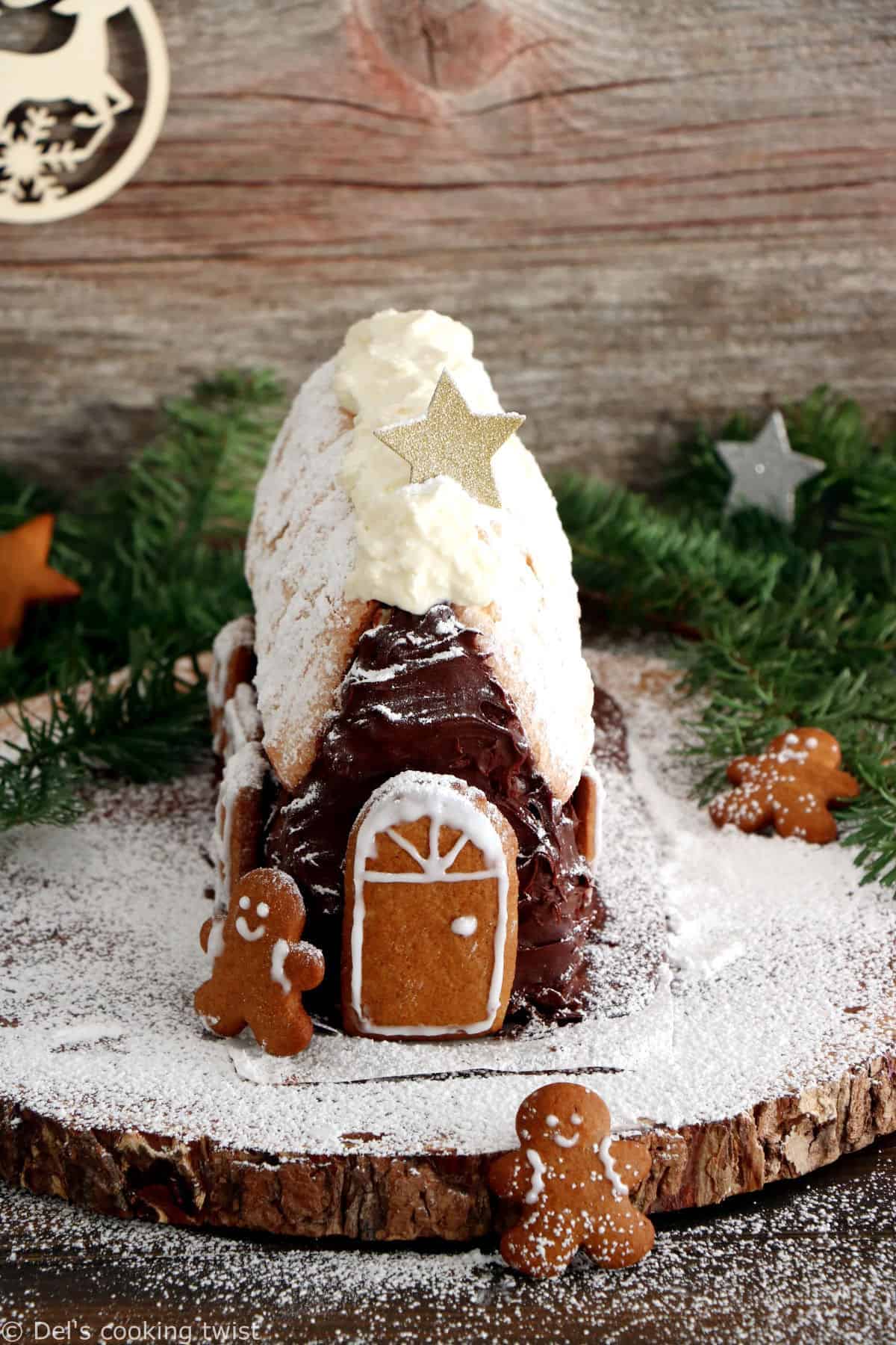 La bûche maison façon tiramisu est u délicieux dessert de Noël réalisé avec une base de tiramisu sous forme de chalet décoré de gingerbreads.