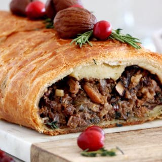 Cette recette de wellington végétarien aux champignons fera sensation sur votre table de fêtes, que vos invités soient végétariens ou non.