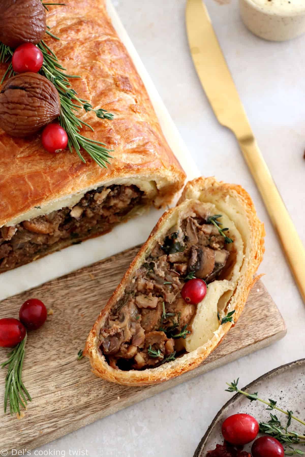 Cette recette de wellington végétarien aux champignons fera sensation sur votre table de fêtes, que vos invités soient végétariens ou non.