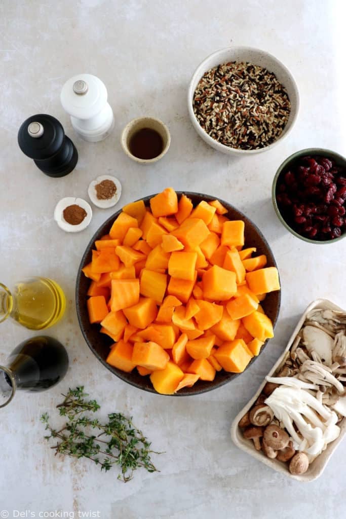 Cette recette de courge farcie au riz sauvage et aux champignons est un plat végétarien à la fois sain et consistant.