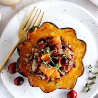 Cette recette de courge farcie au riz sauvage et aux champignons est un plat végétarien à la fois sain et consistant.