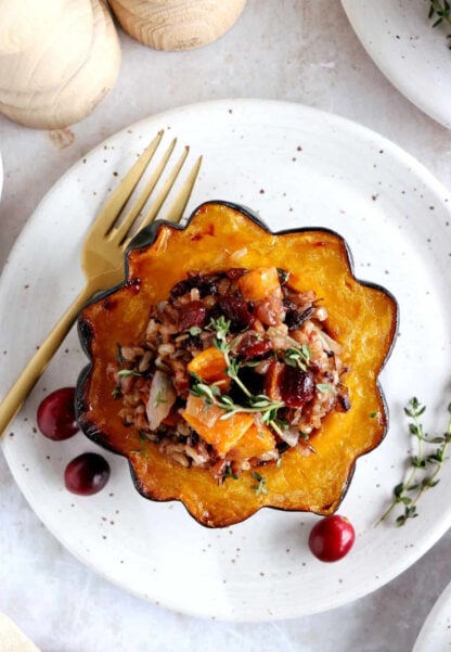 Cette recette de courge farcie au riz sauvage et aux champignons est un plat végétarien à la fois sain et consistant.