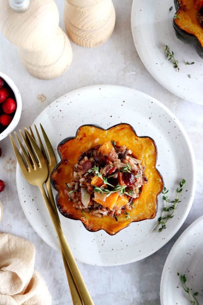 Cette recette de courge farcie au riz sauvage et aux champignons est un plat végétarien à la fois sain et consistant.