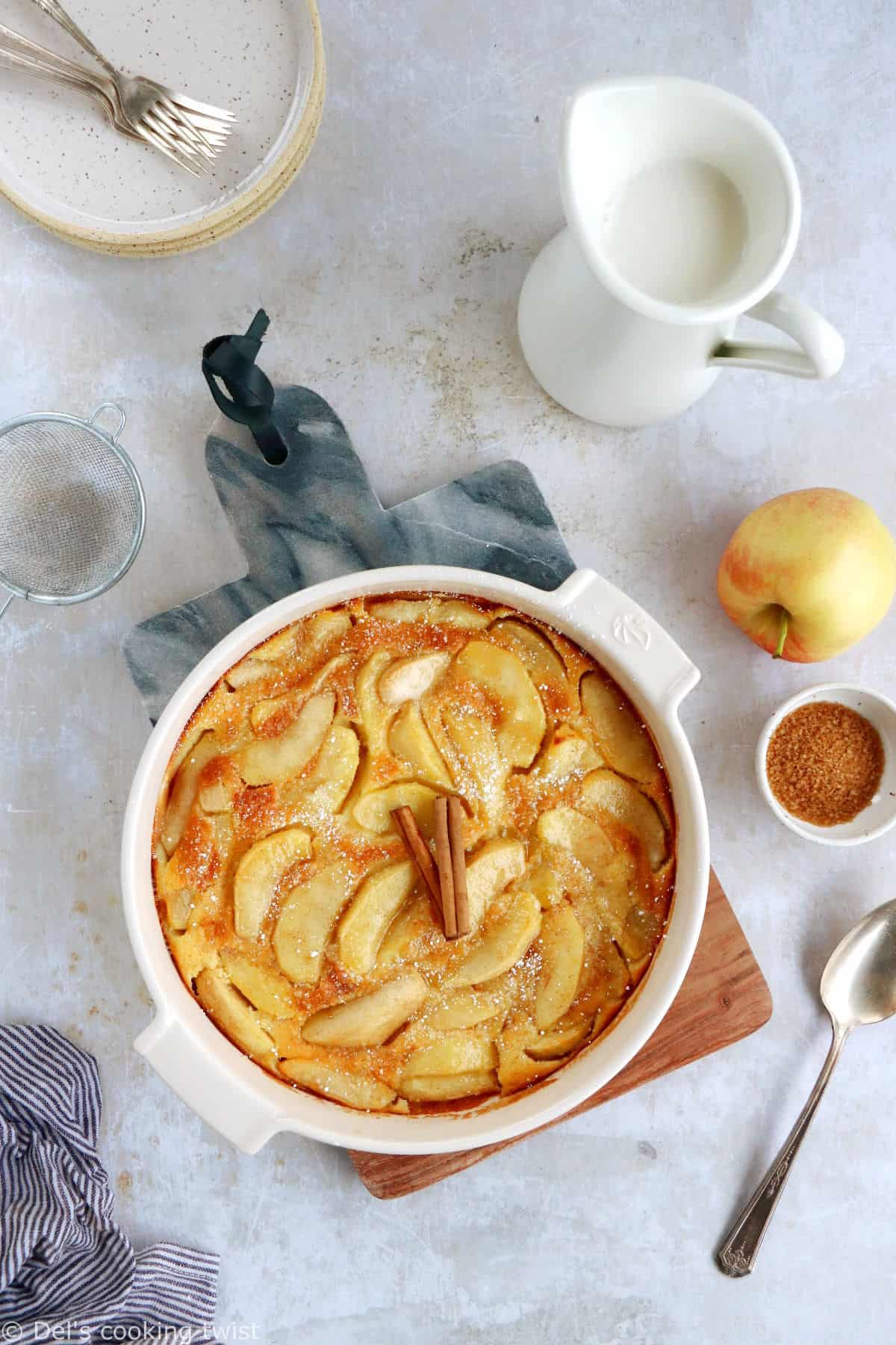 Le clafoutis aux pommes, c'est le dessert simplissime par excellence. Une recette impossible à râter, réalisée avec des ingrédients de base, et qui ne laisse pourtant personne indifférent.