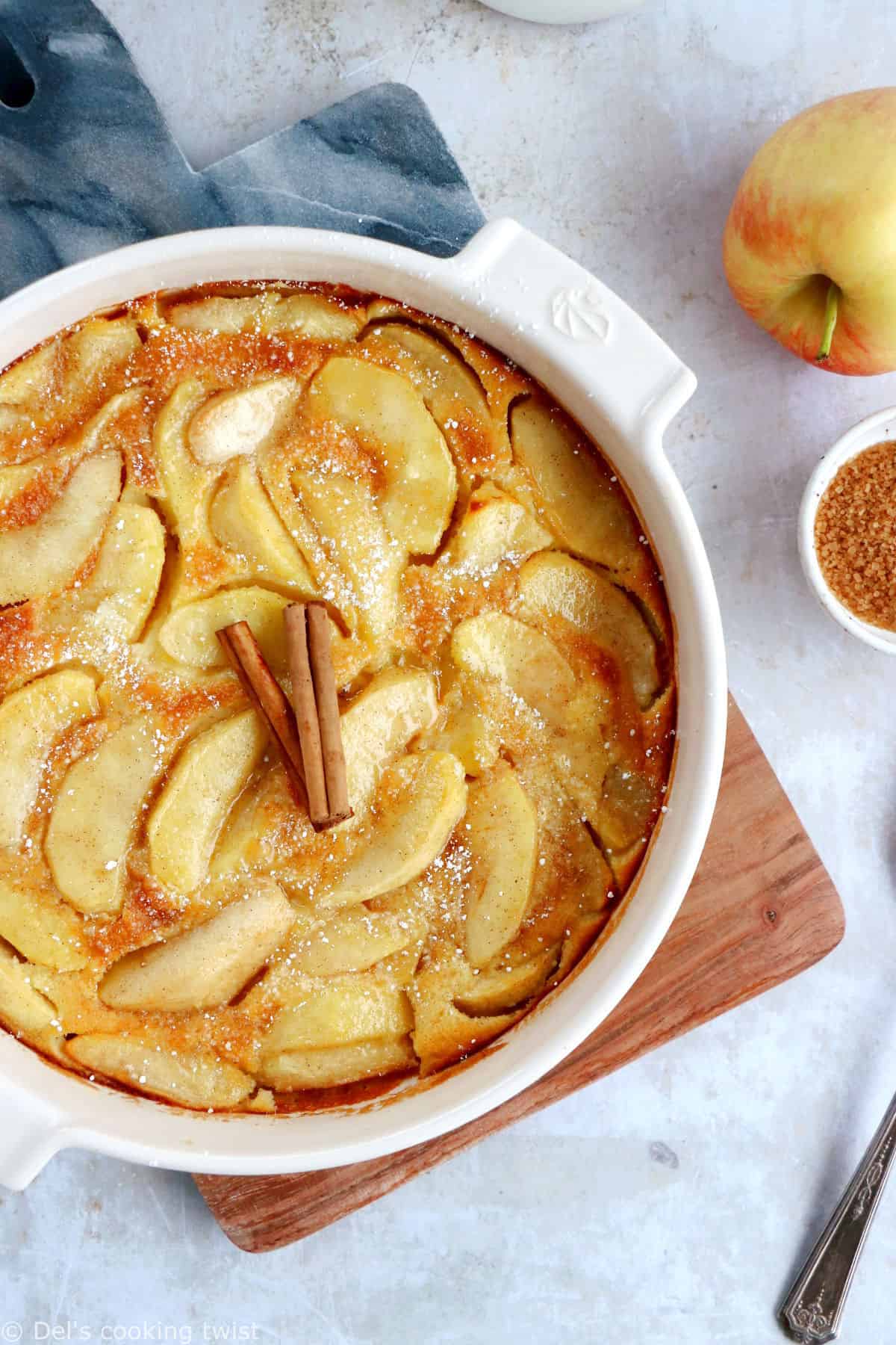 Le clafoutis aux pommes, c'est le dessert simplissime par excellence. Une recette impossible à râter, réalisée avec des ingrédients de base, et qui ne laisse pourtant personne indifférent.