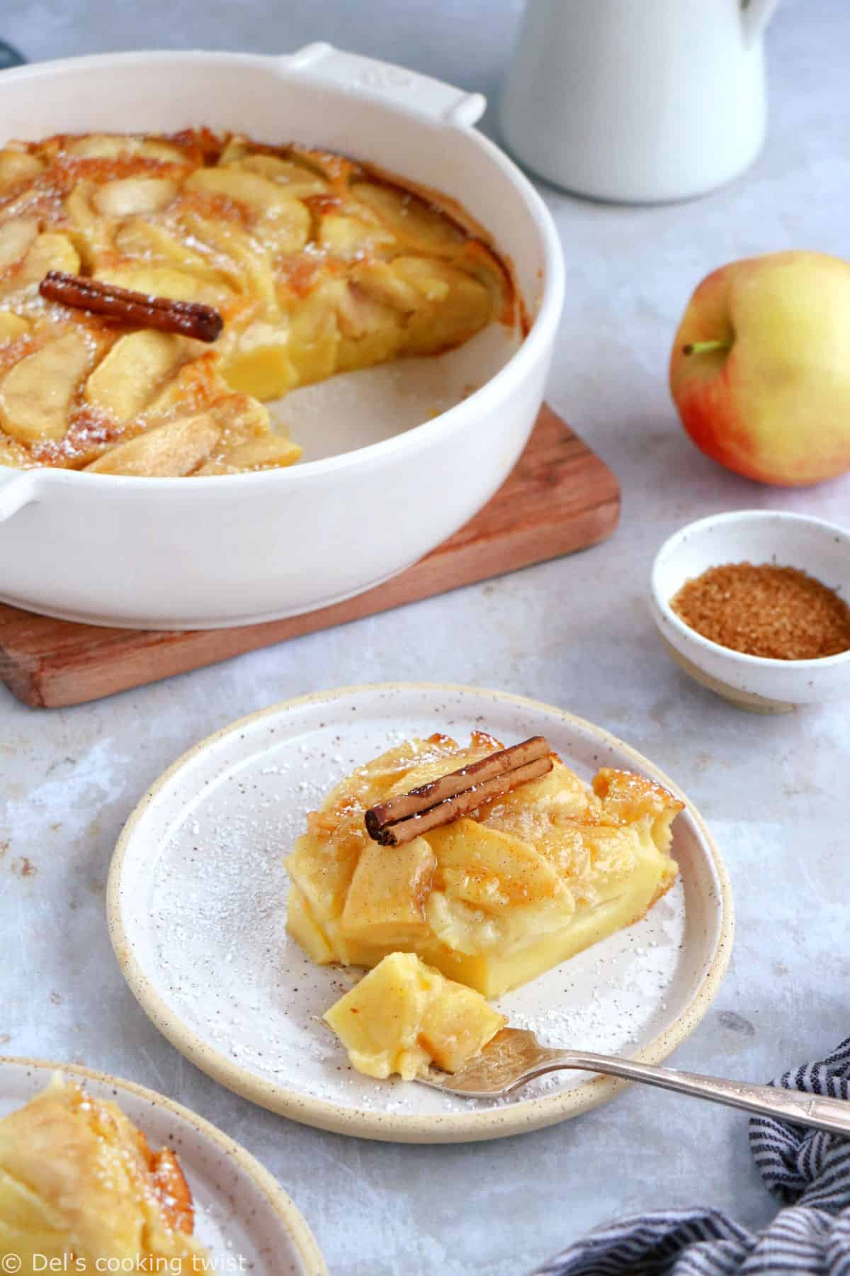 Le clafoutis aux pommes, c'est le dessert simplissime par excellence. Une recette impossible à râter, réalisée avec des ingrédients de base, et qui ne laisse pourtant personne indifférent.