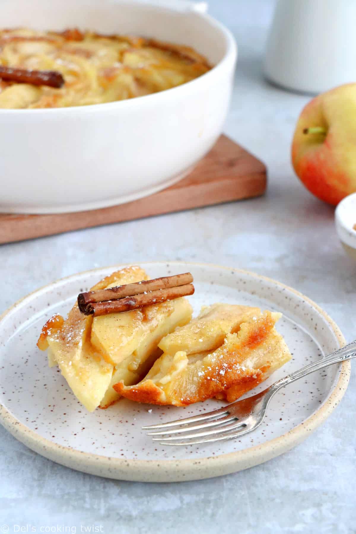 Le clafoutis aux pommes, c'est le dessert simplissime par excellence. Une recette impossible à râter, réalisée avec des ingrédients de base, et qui ne laisse pourtant personne indifférent.