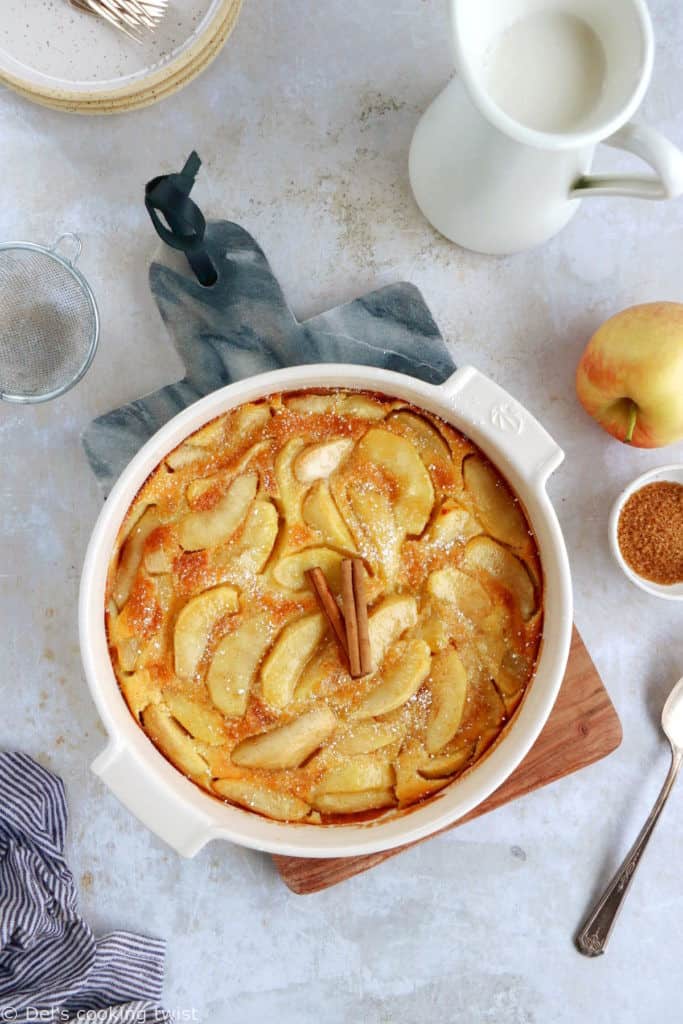 Le clafoutis aux pommes, c'est le dessert simplissime par excellence. Une recette impossible à râter, réalisée avec des ingrédients de base, et qui ne laisse pourtant personne indifférent.