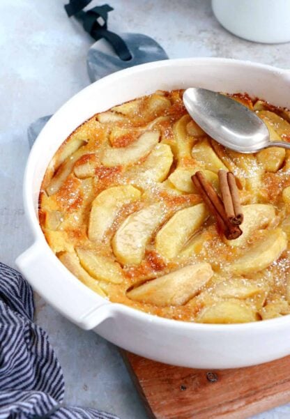 Le clafoutis aux pommes, c'est le dessert simplissime par excellence. Une recette impossible à râter, réalisée avec des ingrédients de base, et qui ne laisse pourtant personne indifférent.