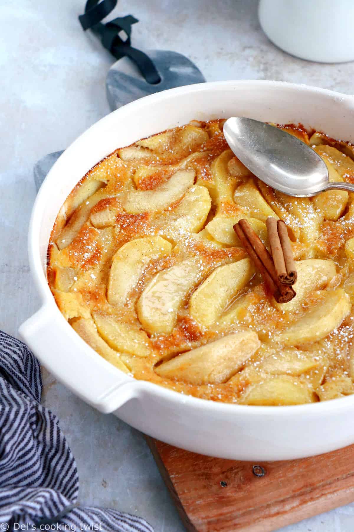 Le clafoutis aux pommes, c'est le dessert simplissime par excellence. Une recette impossible à râter, réalisée avec des ingrédients de base, et qui ne laisse pourtant personne indifférent.