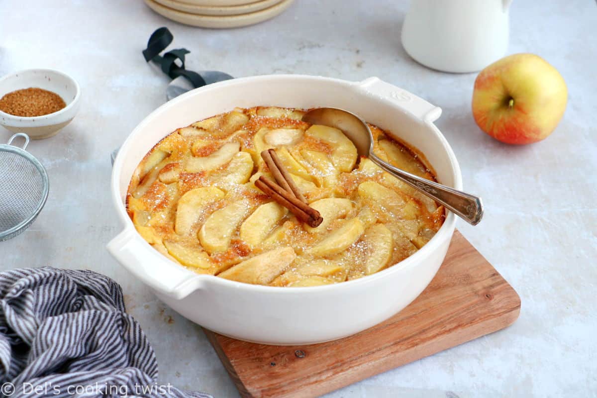 Le clafoutis aux pommes, c'est le dessert simplissime par excellence. Une recette impossible à râter, réalisée avec des ingrédients de base, et qui ne laisse pourtant personne indifférent.