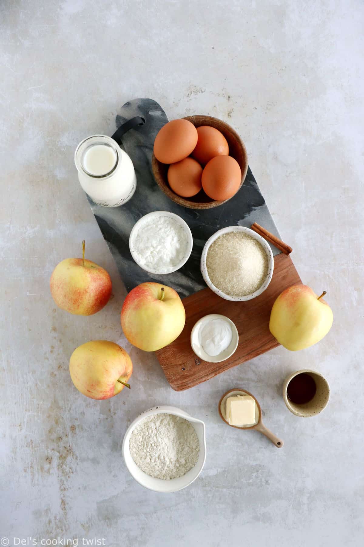 Le clafoutis aux pommes, c'est le dessert simplissime par excellence. Une recette impossible à râter, réalisée avec des ingrédients de base, et qui ne laisse pourtant personne indifférent.