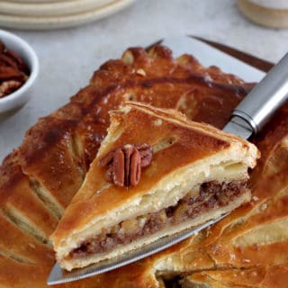 La galette des rois aux noix de pécan, aux pommes et à l'érable est une merveilleuse alternative à la galette des rois traditionnelle à la frangipane.