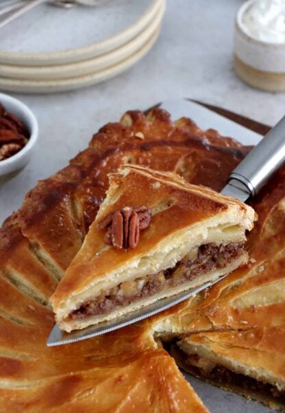 La galette des rois aux noix de pécan, aux pommes et à l'érable est une merveilleuse alternative à la galette des rois traditionnelle à la frangipane.