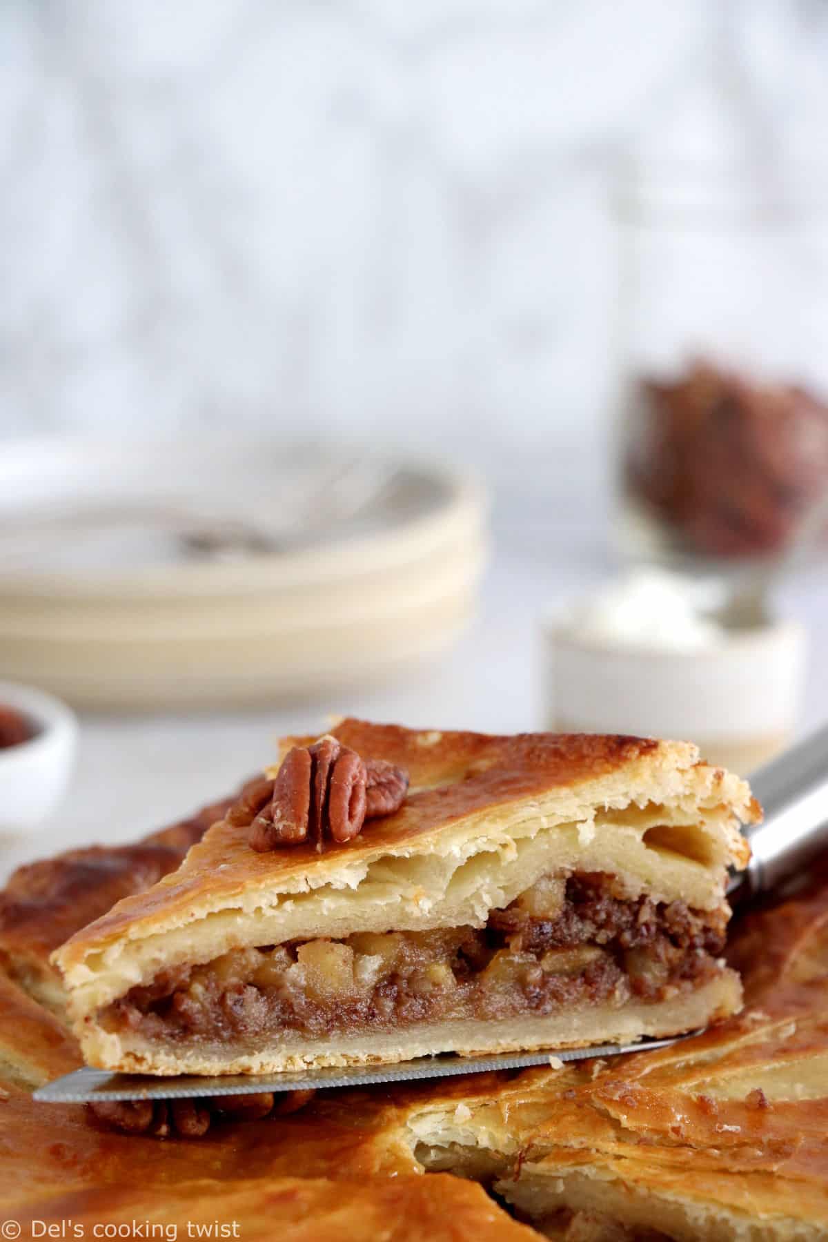 La galette des rois aux noix de pécan, aux pommes et à l'érable est une merveilleuse alternative à la galette des rois traditionnelle à la frangipane.